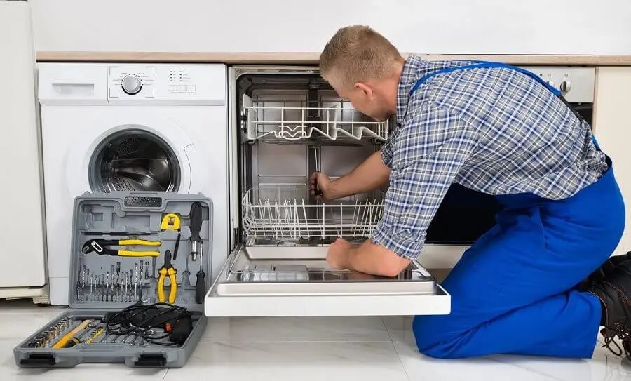 Sultanbeyli Daikin servisi teknisyen ekibi beyaz eşya tamiri yaparken